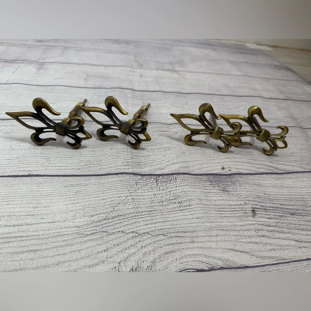 Vintage Brass Fleur-de-Lis Drawer Pulls Set of 4 Ornate Cabinet Hardware
